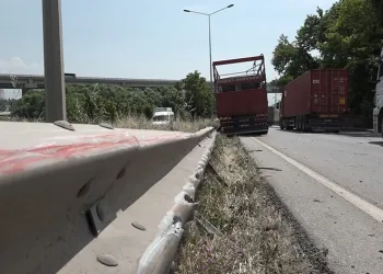 Bursa’da kamyon ile çarpışan tır şarampole uçtu