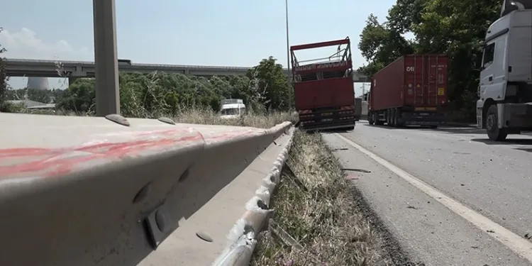 Bursa’da kamyon ile çarpışan tır şarampole uçtu