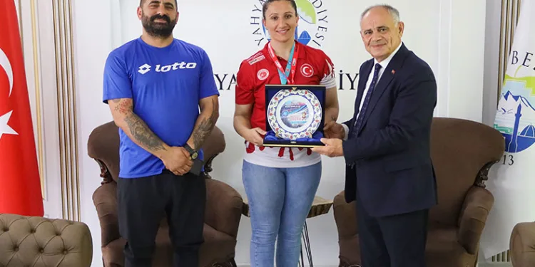 Şampiyon sporcudan Başkan Öztürk’e ziyaret