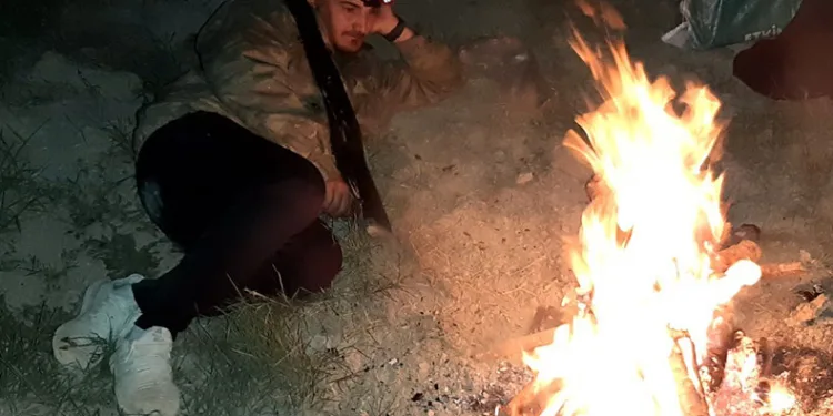 Çiftçiler ellerinde tüfeklerle domuz nöbeti tutuyor