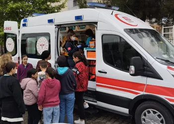 Sınıfta biber gazı topu patladı