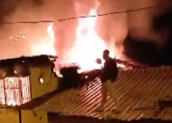 Şarj aletinden çıkan yangın evi küle çevirdi