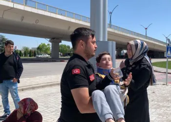 Kazada yaralanan çocuğu ambulansa kucağında götürdü
