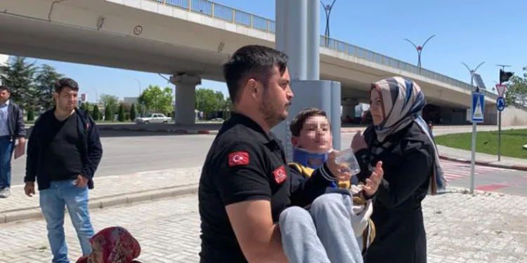 Kazada yaralanan çocuğu ambulansa kucağında götürdü