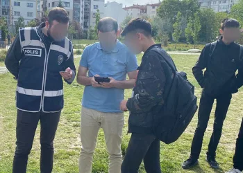 Polis ekipleri parklarda 33 şüpheliyi sorguladı