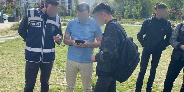Polis ekipleri parklarda 33 şüpheliyi sorguladı