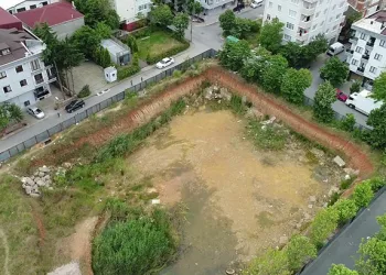 Sancaktepe’de inşaat temelindeki su birikintisi belediye ekipleri tarafından tahliye edildi