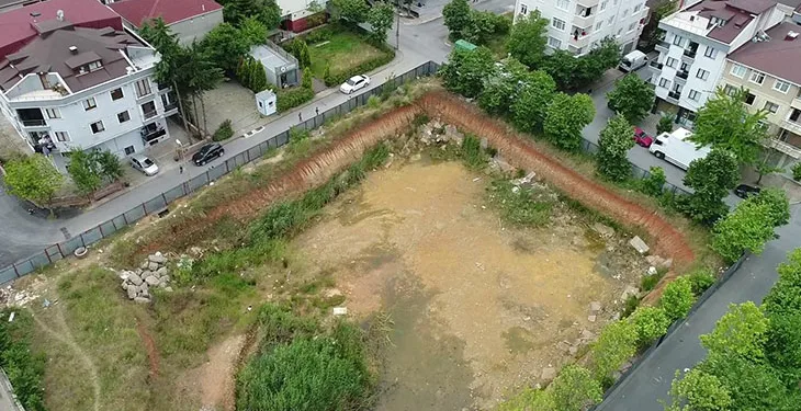Sancaktepe’de inşaat temelindeki su birikintisi belediye ekipleri tarafından tahliye edildi