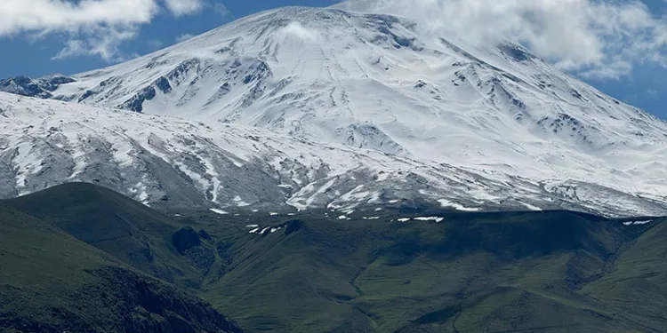 Mayıs ayında Ağrı Dağı’na kar yağdı