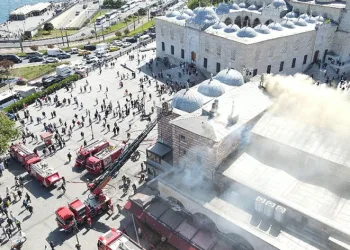 Tarihi Mısır Çarşısı’nda yangın paniği