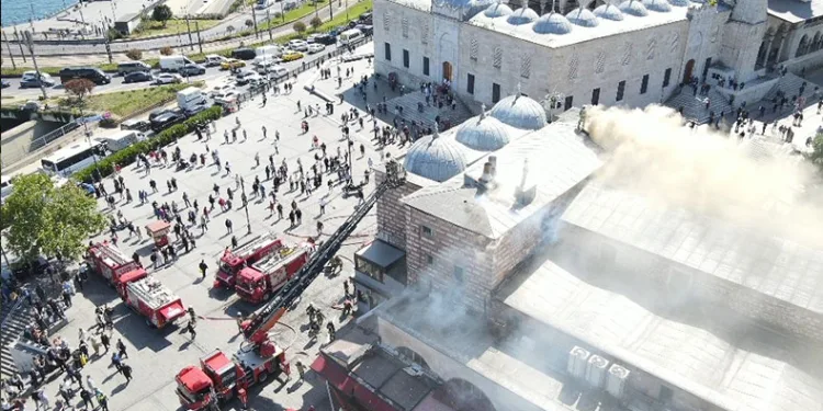Tarihi Mısır Çarşısı’nda yangın paniği
