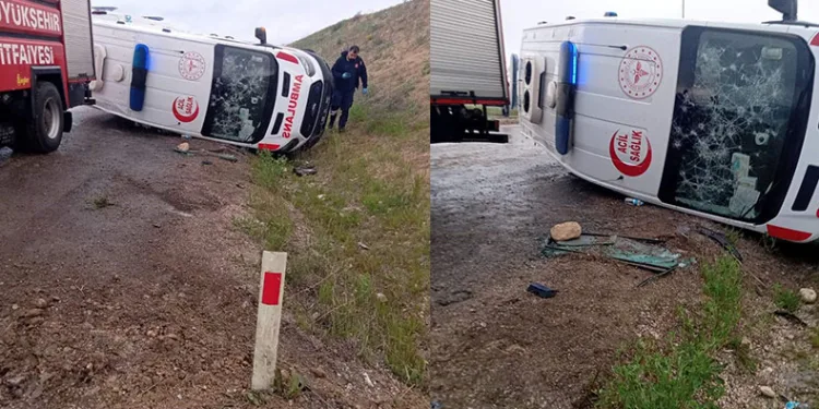 Kaza ihbarına giden ambulans kaza yaptı