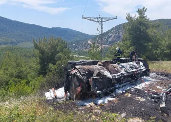 Antalya’da devrilen zift yüklü tırda can pazarı
