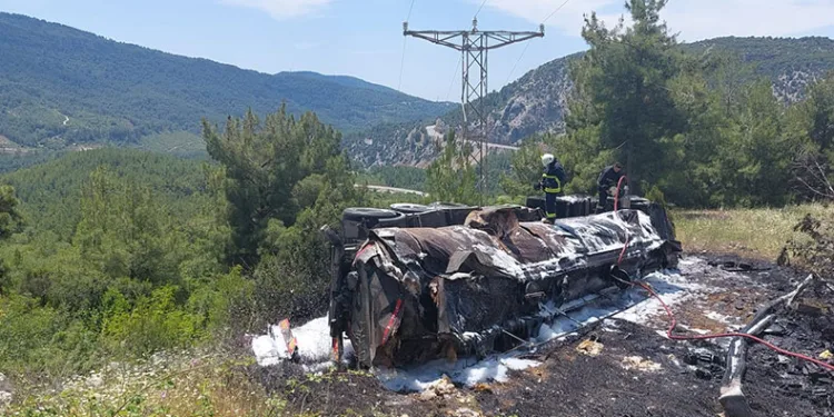 Antalya’da devrilen zift yüklü tırda can pazarı