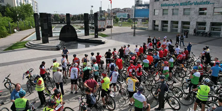 Bisiklet tutkunları 19 Mayıs için pedalladı