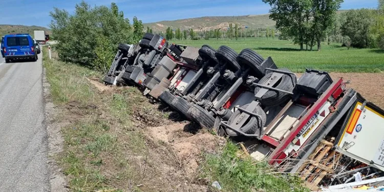 Tır şarampole devrildi, sürücü yara almadan kurtuldu