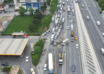 Beylikdüzü E-5’te işçi servisi devrildi