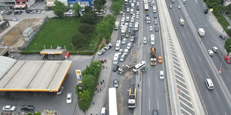 Beylikdüzü E-5’te işçi servisi devrildi