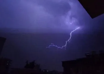 Adıyaman’da geceyi şimşekler aydınlattı