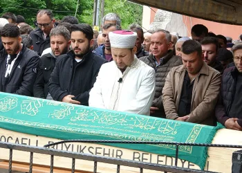 Yan yana toprağa verildiler