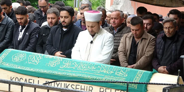Yan yana toprağa verildiler
