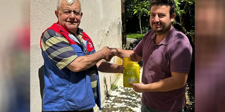 Atık getiren üretici sıvı gübre ile ödüllendirildi