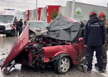 Bursa’da kontrolden çıkan otomobil ters şeride girdi : 2 ölü