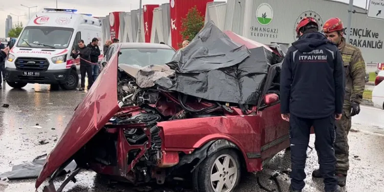 Bursa’da kontrolden çıkan otomobil ters şeride girdi : 2 ölü