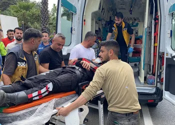 Yunus polislerinin motosikleti devrildi