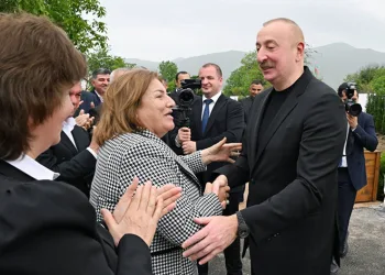 Aliyev, Hocalı’ya taşınan halkla bir araya geldi