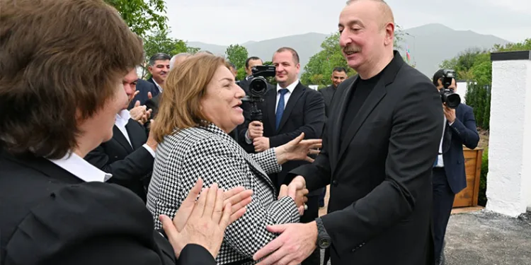Aliyev, Hocalı’ya taşınan halkla bir araya geldi
