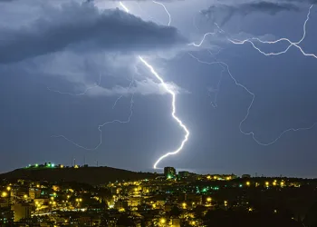 İskenderun Körfezi’nde şimşekler geceyi aydınlattı