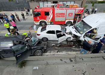 Basın Ekspres yolunda panelvan araç iki otomobille çarpıştı