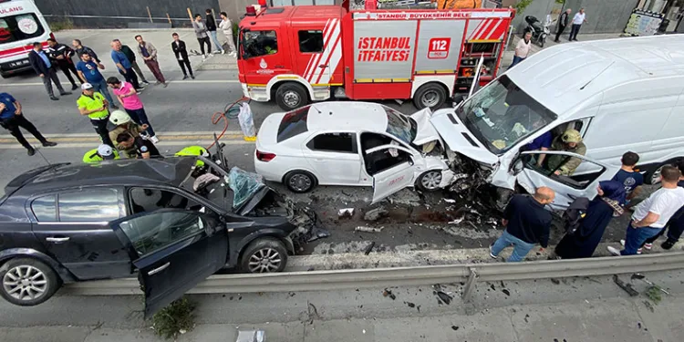 Basın Ekspres yolunda panelvan araç iki otomobille çarpıştı