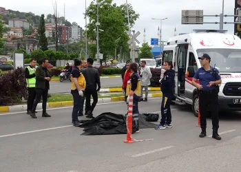 Yaya geçidinden geçmek isteyen kadına kamyon çarptı