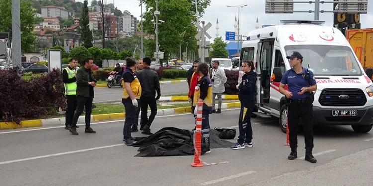 Yaya geçidinden geçmek isteyen kadına kamyon çarptı