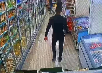 Polisten kaçarak markete girdi