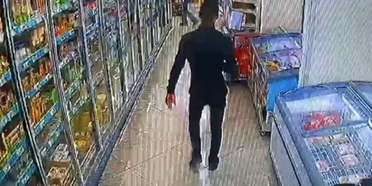 Polisten kaçarak markete girdi