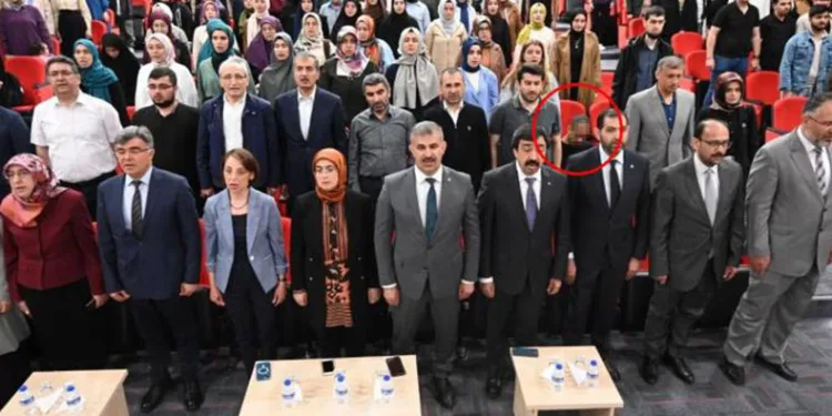 İstiklal Marşı okunurken ayağa kalkmamıştı, açığa alındı