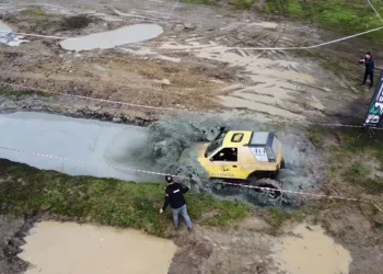 Off-road aracı böyle devrildi