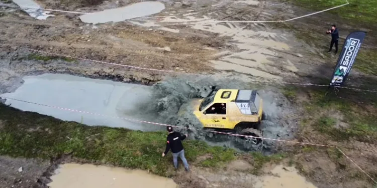 Off-road aracı böyle devrildi