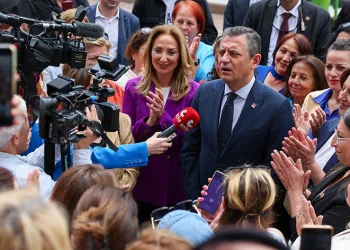 Özel, Partili kadınlarla bir araya geldi