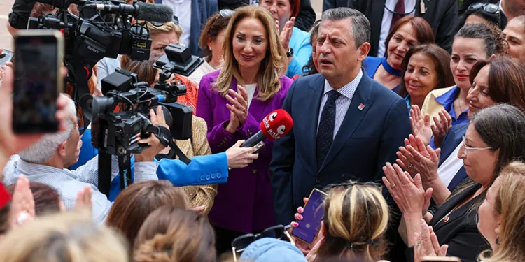 Özel, Partili kadınlarla bir araya geldi