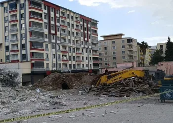 Ağır hasar alan bina yıkım sırasında çöktü
