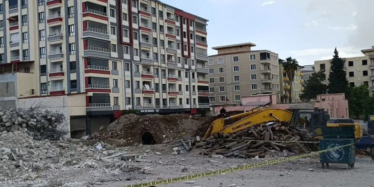 Ağır hasar alan bina yıkım sırasında çöktü