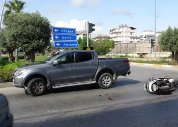 Motosiklet kamyonete çarptı