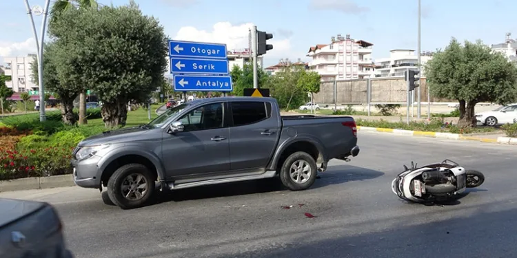 Motosiklet kamyonete çarptı