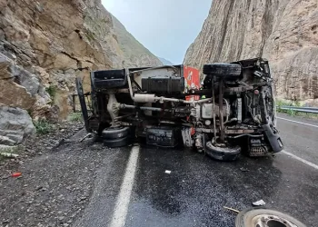 Dondurma nakil aracı devrildi