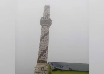 Yıldırım cami minaresine düştü