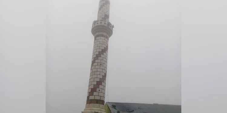 Yıldırım cami minaresine düştü